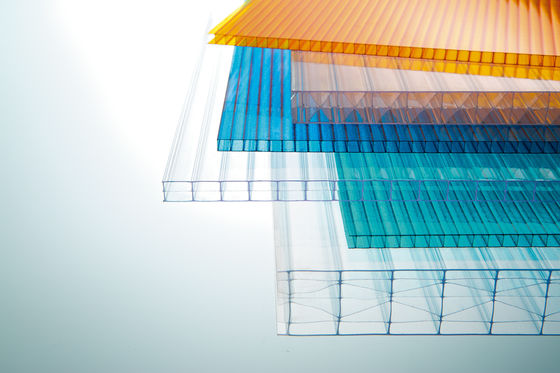 Wielokolorowe faliste blachy dachowe z poliwęglanu Odporne na warunki atmosferyczne i promieniowanie UV