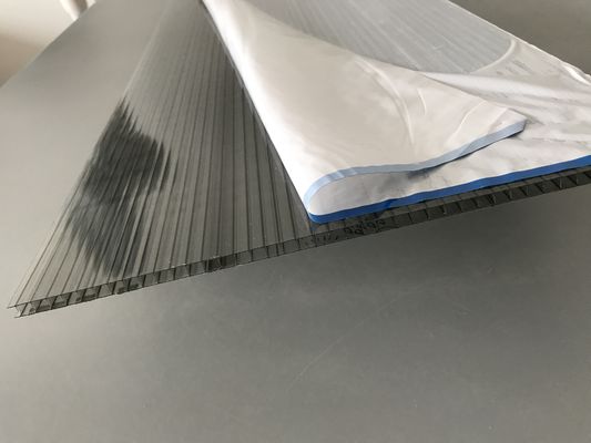 Wysoka wytrzymałość na uderzenia Szare poliwęglanowe blachy dachowe 6 mm * 2,1 * 11,8 m szerokości